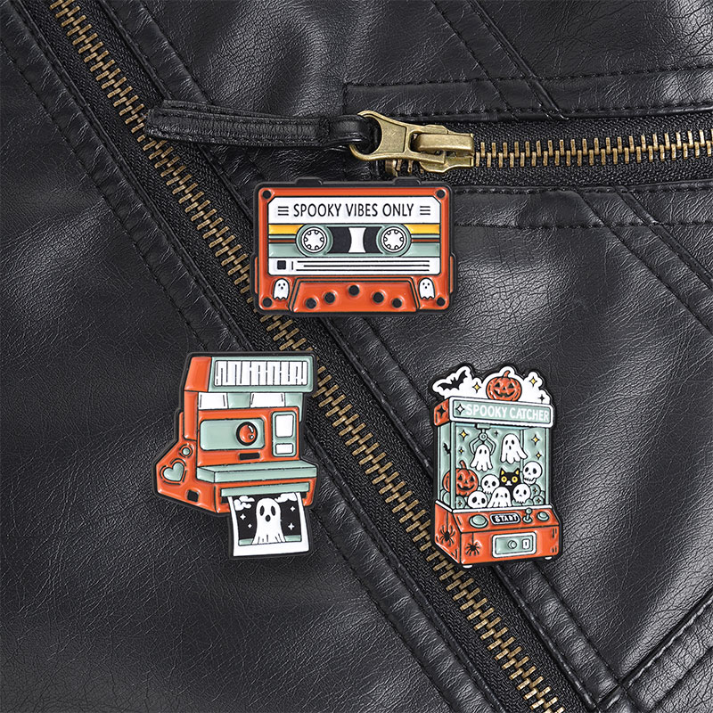 Vintage Vibes Fashion - Pin Enamel Kamera Polaroid Hantu yang